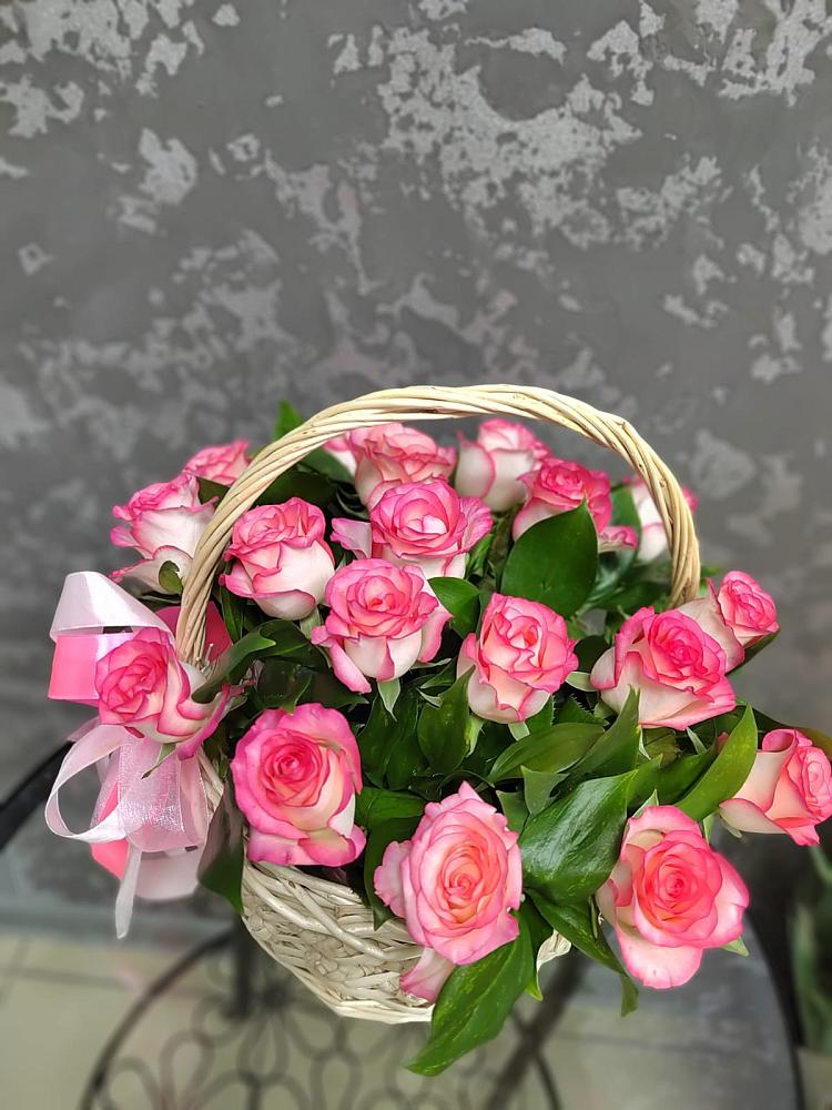 Цветочная композиция из Розы в корзине в Раздольном Приморского края