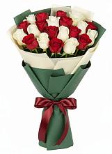 Букет Микс из красных и белых роз в Раздольном Приморского края