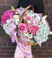Композиция солнечный день в Раздольном Приморского края Цветочная композиция из Розы, Хризантемы, Пионы и Лизиантусы в корзине в Раздольном Приморского края