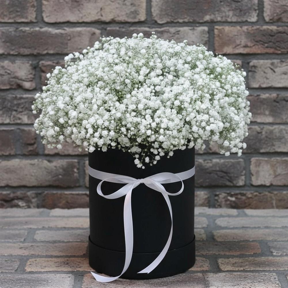 Цветочная композиция из Гипсофила в шляпной коробке в Раздольном Приморского края