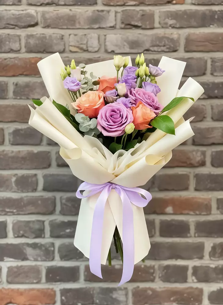 Букет цветов из: Лизиантусы и Розы в Раздольном Приморского края