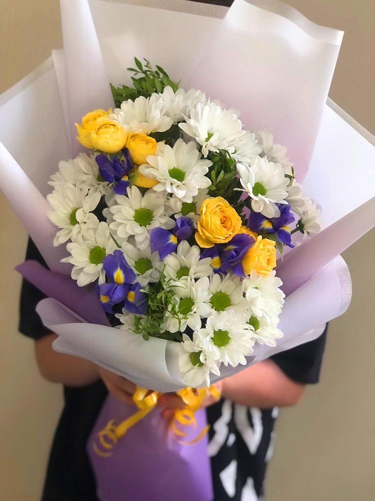 Букет цветов из: Ирисы, Хризантемы и Розы в Раздольном Приморского края