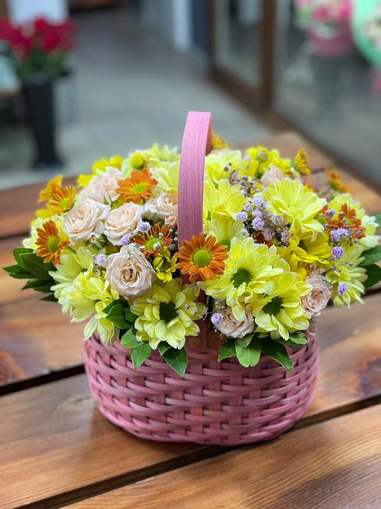 Цветочная композиция из Хризантемы и Розы в корзине в Раздольном Приморского края