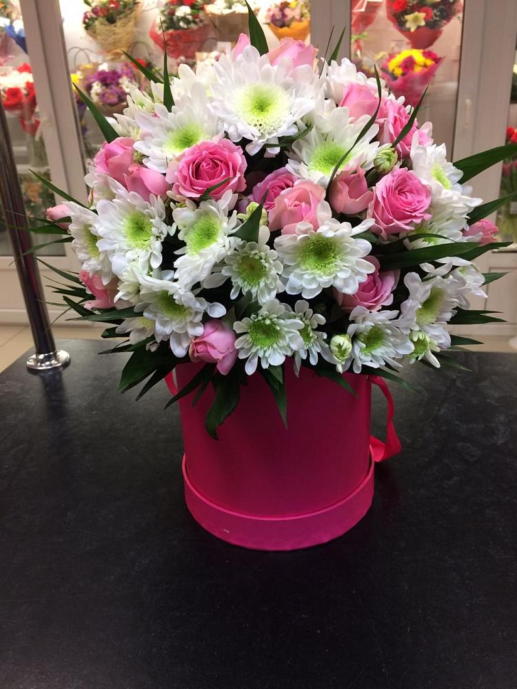 Цветочная композиция из Розы и Хризантемы в шляпной коробке в Раздольном Приморского края