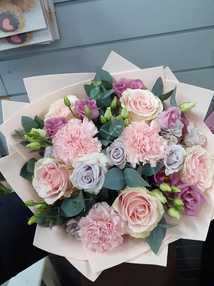 Букет цветов из: Розы, Гвоздики и Лизиантусы в Раздольном Приморского края