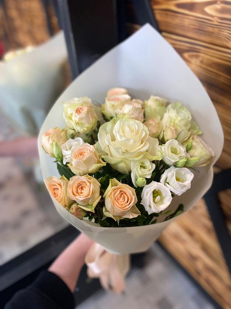 Букет цветов из: Розы и Лизиантусы в Раздольном Приморского края